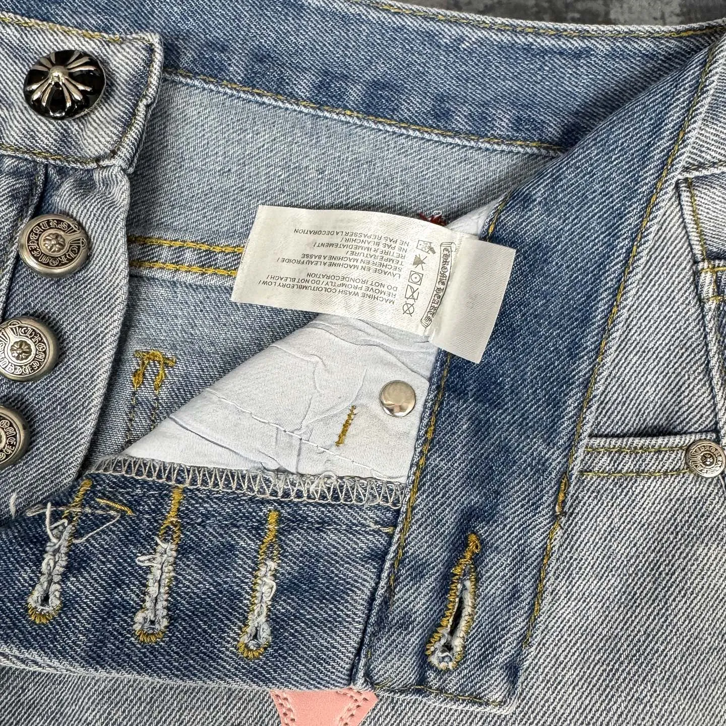 P250 Chrome Hearts | 25TX CH Chrome Hearts joint clown limited edition graffiti crocodile leather jeans. Very rare on the market. The 17 crosses on the entire pair of pants are made of three different materials (crocodile skin, lambskin, horse hair). The materials are all real materials. They are not comparable to ordinary styles. A great item to buy 🔥 Color: light blue Size: 28/30/32/34/36 Waist: 72/77/82/87/92 Sitting: 99/104/109/114/119 Pants length: 100/102/104/106/108